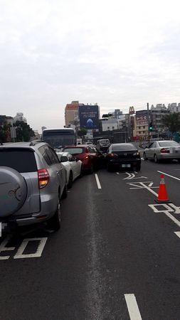 ▲▼高雄小港連環車禍，小巴違規跨雙黃線釀禍。（圖／記者賴文萱翻攝）