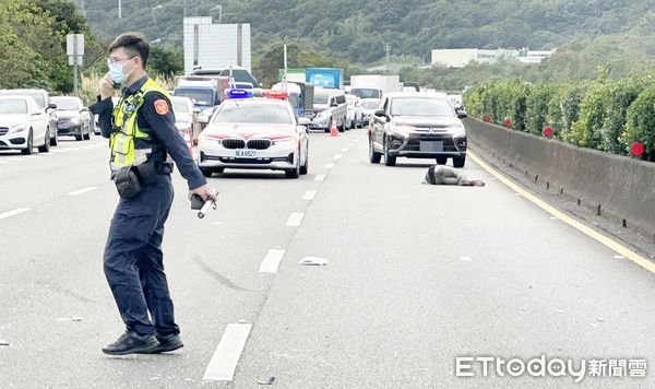 ▲駕駛保時捷休旅車林姓男子，昨天下午行經國三大溪路段時失控肇事，案發後棄車逃逸，再闖入國道被後方追撞倒地，警方到場處理。（圖／記者沈繼昌翻攝）