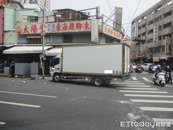 ▲▼自小客車違規左轉被大貨車直撞，不但被橫著推行逾10公尺，還推上安全島。（圖／民眾提供，下同）