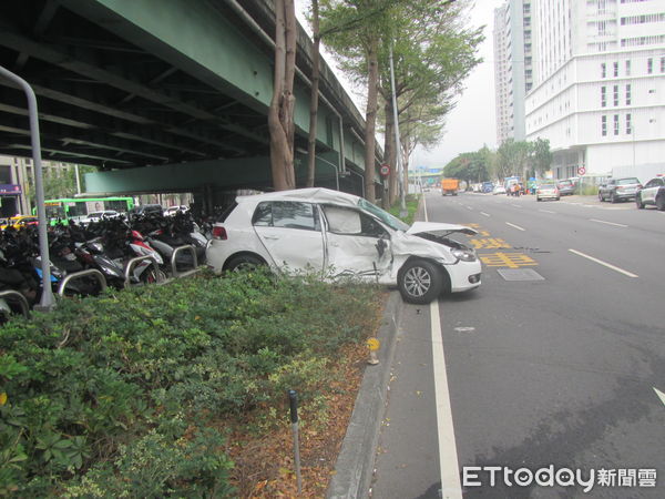 ▲▼自小客車違規左轉被大貨車直撞，不但被橫著推行逾10公尺，還推上安全島。（圖／民眾提供，下同）