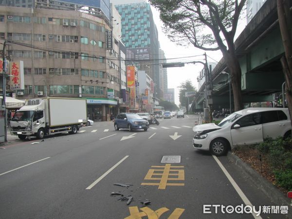 ▲▼自小客車違規左轉被大貨車直撞，不但被橫著推行逾10公尺，還推上安全島。（圖／民眾提供，下同）