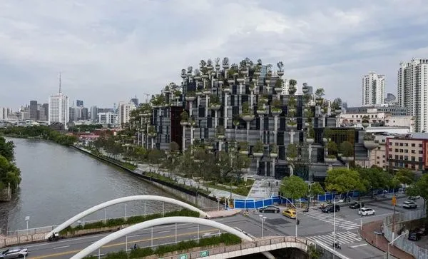▲大陸2022十大最醜陋建築榜首，上海「天安千樹」購物中心。（圖／翻攝澎湃新聞）