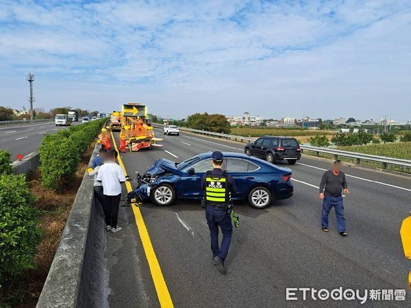 ▲鄭姓男子駕小客車，疑未保持安全距離，追撞內側車道路面清掃之新營工務段施工緩撞車，鄭男身體不適送醫。（圖／記者林悅翻攝，下同）