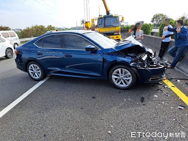 ▲鄭姓男子駕小客車，疑未保持安全距離，追撞內側車道路面清掃之新營工務段施工緩撞車，鄭男身體不適送醫。（圖／記者林悅翻攝，下同）