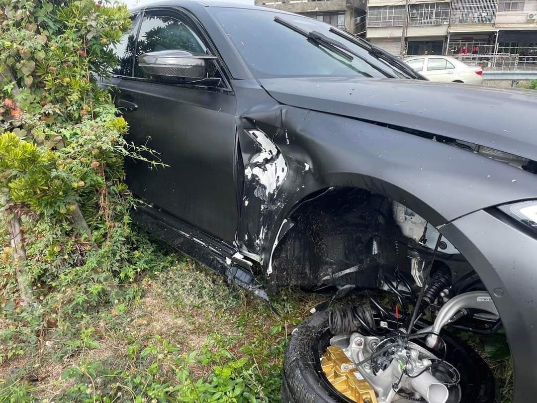▲一輛買不到10天的BMW M3撞毀在安全島上。（圖／翻攝自Facebook／爆料公社公開版）