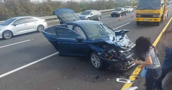 21歲鄭姓男子開新車上國道，開啟輔助駕駛，看見前方有防撞車作業，要踩剎車解除已經來不及，當場撞上，車頭損毀嚴重。（圖／翻攝台南道路救援張家班臉書）