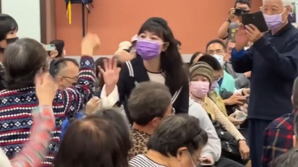 ▲▼民進黨員「指臉狂罵嗆下台」31秒火爆片瘋傳　高嘉瑜笑揮手走完全程。（圖／翻攝臉書）