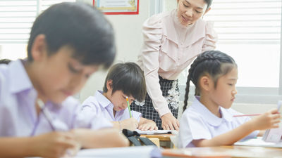 老師分餅乾給小學生！母私訊「太甜了，我帶孩子去測血糖」：你有個心理準備