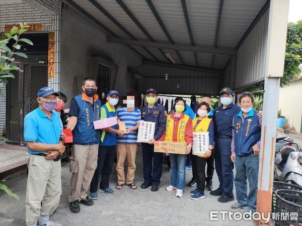 ▲東港警分局林邊分駐所所長李毅信、警員劉芳雯禖介善心人士及團體幫助林男             。（圖／記者陳崑福翻攝）