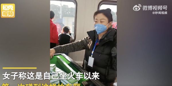 ▲趙姓女子搭乘火車時，發現列車上有兩節麻將包廂。（圖／翻攝西部決策D視頻）