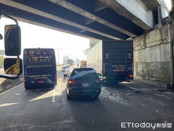 ▲▼台中遊覽車連撞3車，4人送醫，交通回堵半小時。（圖／民眾提供，下同）