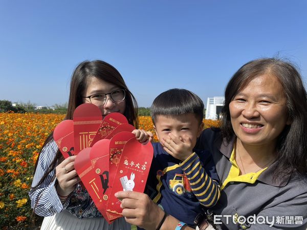 ▲位於台南山上花園水道博物館旁的冰點冷氣業者，將廠房旁3千多坪土地規劃成花海區，遍植波斯菊、百日草以及油菜花，現在正值開花期，花團錦簇吸引民眾前來尋芳。（圖／記者林悅翻攝，下同）