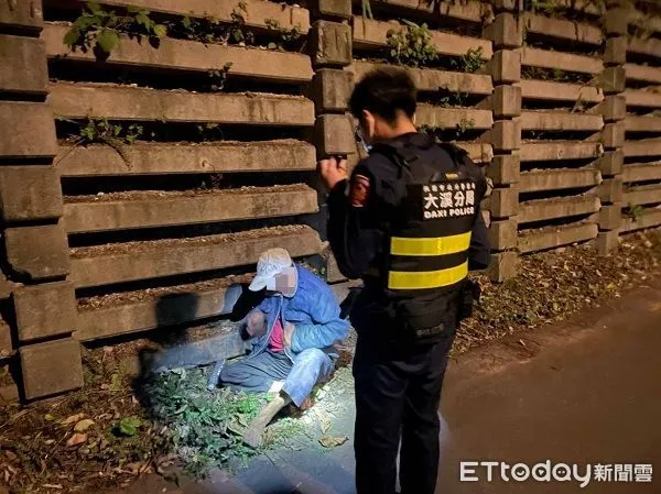 ▲失蹤多日的許姓老翁倒臥路旁。（圖／大溪警分局提供）