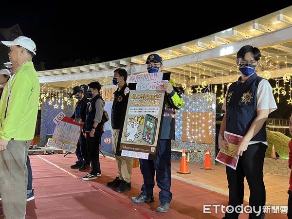 ▲里港警化身叫賣哥，果吸引民眾目光             。（圖／記者陳崑福翻攝，下同）