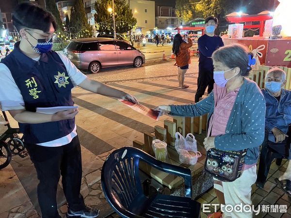 ▲里港警化身叫賣哥，果吸引民眾目光             。（圖／記者陳崑福翻攝，下同）