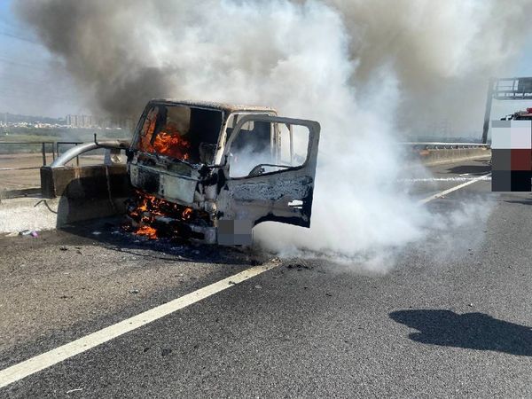 ▲國道3號快官路段火燒車。（圖／彰化踢爆網提供　記者唐詠絮翻攝）