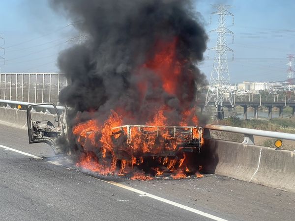 ▲國道3號快官路段火燒車。（圖／彰化踢爆網提供　記者唐詠絮翻攝）