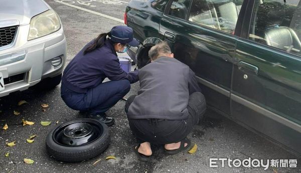 ▲派出所前爆胎，女警立馬協助更換。（圖／記者楊漢聲翻攝）