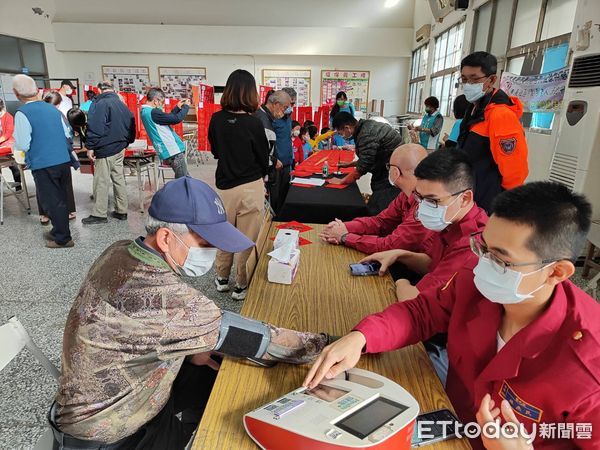 ▲台南市消防局第一大隊東原消防分隊，13日上午8時30分在東原老人活動中心與鄉親有約，辦理119防火宣導寫春聯活動 提醒鄉親用火用電安全。（圖／記者林悅翻攝，下同）