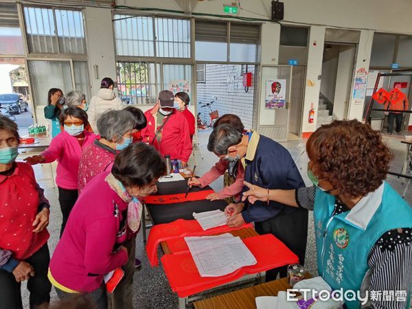 ▲台南市消防局第一大隊東原消防分隊，13日上午8時30分在東原老人活動中心與鄉親有約，辦理119防火宣導寫春聯活動 提醒鄉親用火用電安全。（圖／記者林悅翻攝，下同）