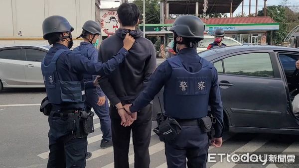 ▲關警「攔截圍捕演練」場面逼真，阿嬤突然看到大批警察，受到驚嚇的說「驚死郎」！之後在員警說明及攙扶下離開郵局，讓演練順利圓滿完成！。（圖／記者楊漢聲翻攝）