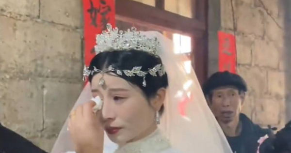 新娘在婚禮現場淚崩。（圖／翻攝自抖音）