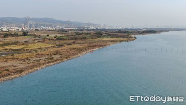 ▲▼台中一名男子下午跳下中彰大橋，警消搜救1個小時尋獲，男子奇蹟生還。（圖／民眾提供，下同）