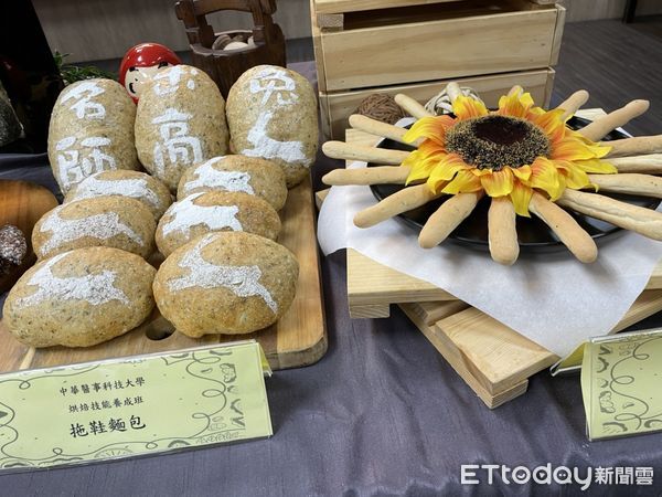 ▲中華醫大烘焙技能養成班在台南市勞工局長王鑫基（前中）與師長見證成果下，開心結訓。（圖／記者林悅翻攝，下同）