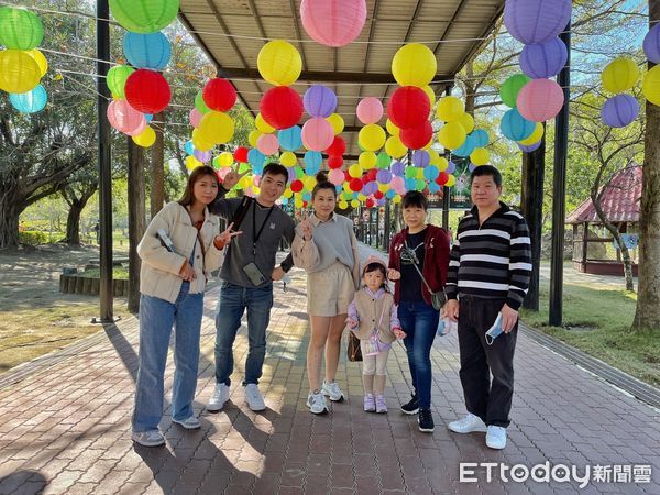 ▲台南學甲的頑皮世界動物們搶先享用年菜大餐！園方不僅以燈籠、春聯將園內妝點的年味十足。（圖／記者林悅翻攝，下同）