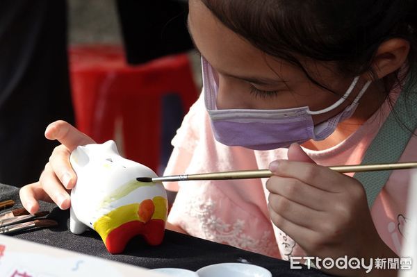 ▲台南學甲的頑皮世界動物們搶先享用年菜大餐！園方不僅以燈籠、春聯將園內妝點的年味十足。（圖／記者林悅翻攝，下同）