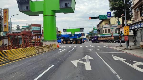 ▲桃園捷運綠線高架段，南崁路富國長興路口行穿線劃設完成