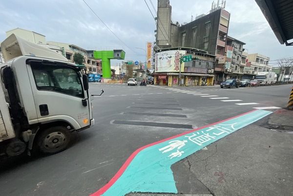 ▲桃園捷運綠線高架段，南崁路富國長興路口行穿線劃設完成