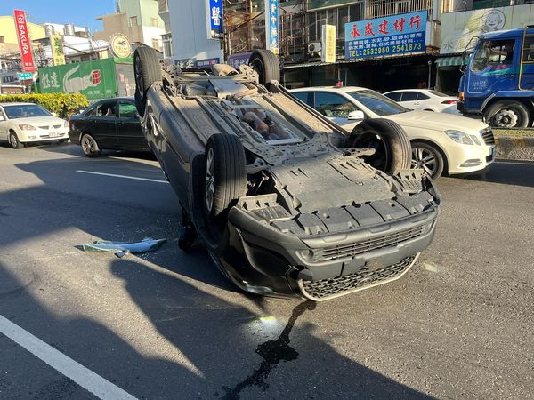 ▲▼       台南翻車事故      。（圖／翻攝臉書／台南道路救援（張家班））