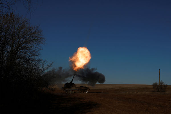 ▲▼烏克蘭軍隊11日在蘇勒答爾附近向俄軍發射德國PzH2000自行榴彈砲。（圖／路透）