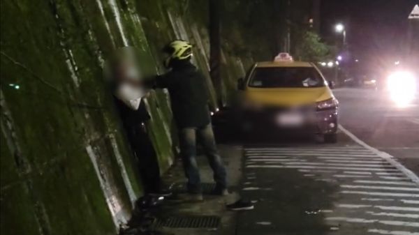 ▲▼汐止發生騎士不滿運將逼車，下車質問爆發衝突，直接將運將壓在牆壁。（資淺媒體人／阿媒）