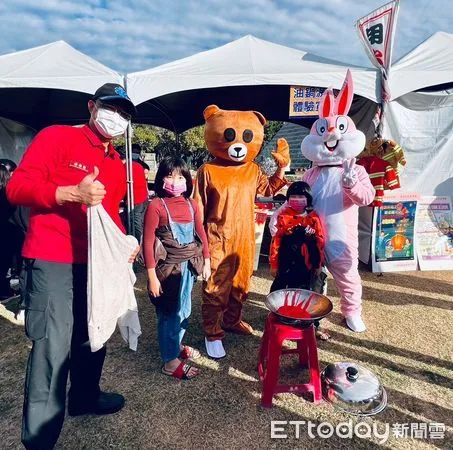 ▲台南市消防局第一大隊及台南市消防之友會第一辦事處，辦理「2023災害疫情攏虎去，兔躍新年迎春來」防火防災宣導暨捐血助人嘉年華活動。（圖／記者林悅翻攝，下同）