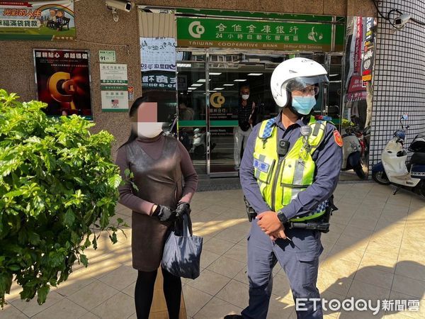 ▲潮州警分局中山路派出所警員洪嘉威、呂家陽護鈔             。（圖／記者陳崑福翻攝，下同）