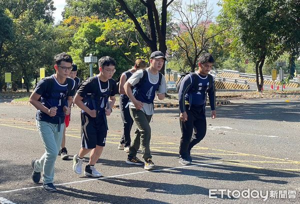 ▲負重跑走             。（圖／記者陳崑福翻攝）