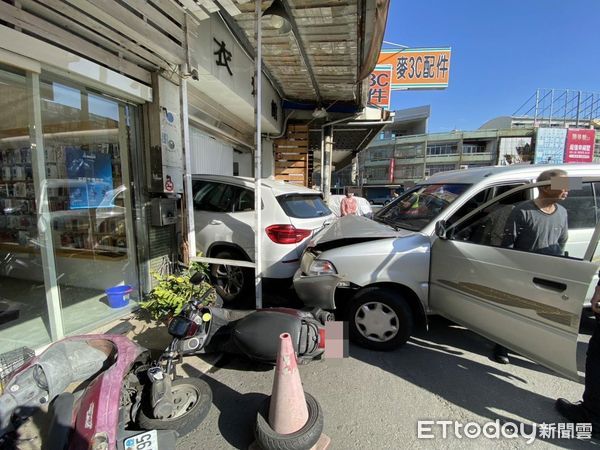 ▲彰化縣鹿港鎮今日下午休旅車撞上自小客車，導致自小客車衝進民宅。（圖／記者唐詠絮翻攝）