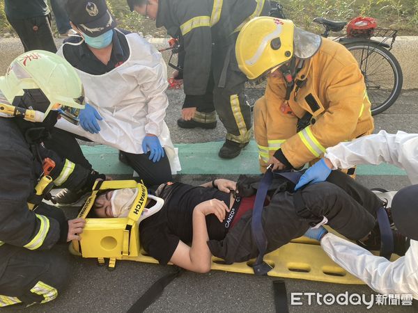 ▲▼張姓少年騎腳踏車自摔，龍頭把手插入大腿，警消鋸斷鐵管取出後將少年送醫。（圖／記者蔡文淵翻攝）