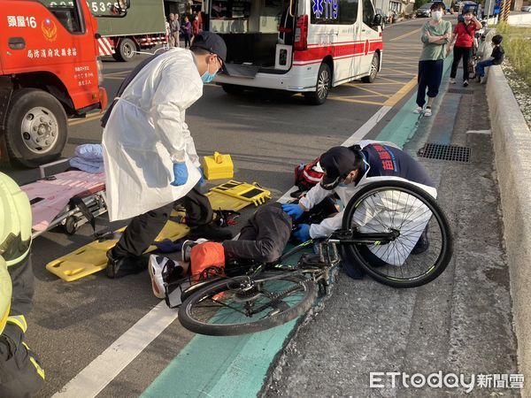 ▲▼張姓少年騎腳踏車自摔，龍頭把手插入大腿，警消鋸斷鐵管取出後將少年送醫。（圖／記者蔡文淵翻攝）