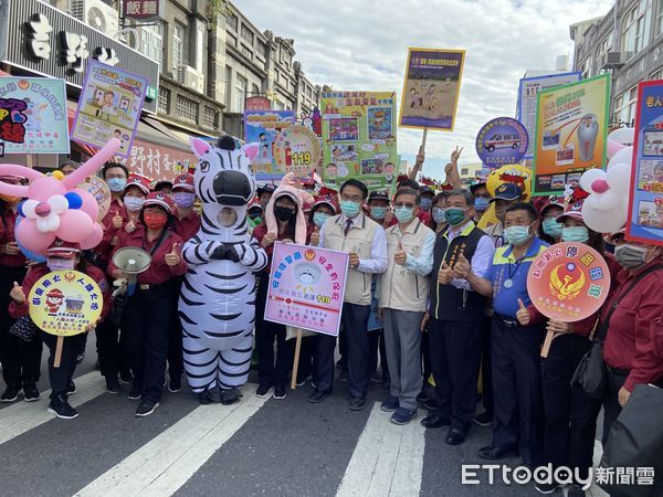 ▲台南市消防局新化分隊為落實防火防災宣導，由警義消兄弟姐妹於新化大街上向民眾宣導。（圖／記者林悅翻攝，下同）