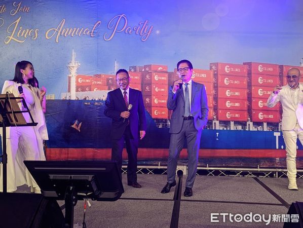 ▲德翔海運董事長陳德勝(右二)與日本海事協會台灣總經理河上淳一上台歡唱。（圖／記者張佩芬攝）