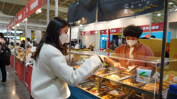 ▲新北特色商品年節展售會 板橋車站B1採買年貨過好年。（圖／新北市經發局提供）