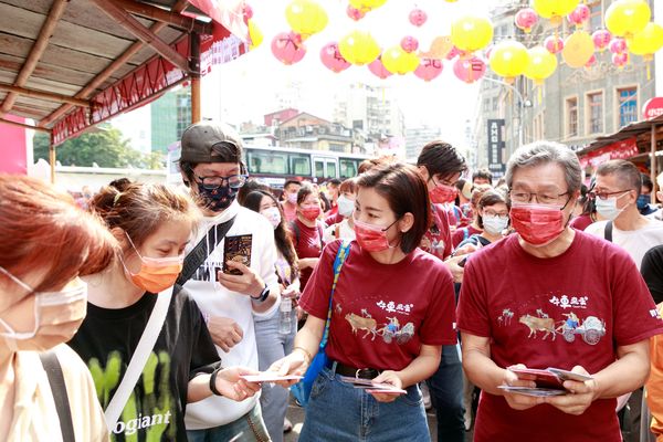 ▲《牛車來去》李岳峰導演以及安心亞、楊烈、米可白、楊子儀、蕭景鴻、臧芮軒、葛丞、潘逸安、廖錦德、康乃星到迪化街年貨大街掃街宣傳。（圖／公視、禾豐製作提供）