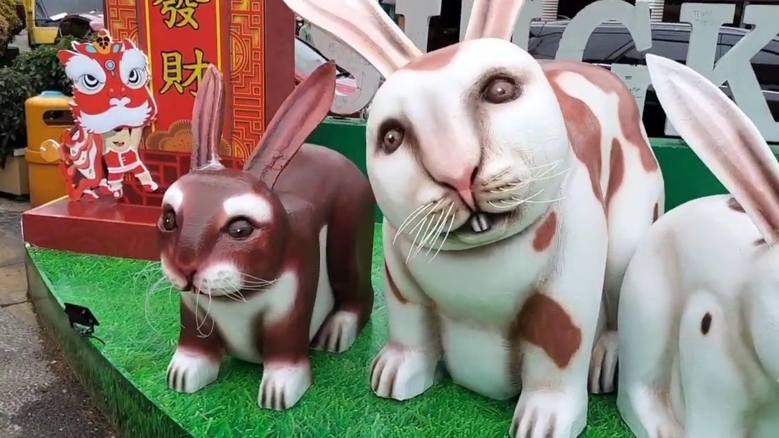 ▲▼印尼白兔雕像（圖／翻攝自YouTube／roy andi）