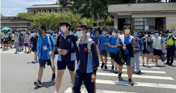 相較於過去，青少年憂鬱症的比例明顯增加，課業競爭、同儕關係、戀愛、霸凌等問題都比以前更加嚴重。（示意圖／非當事人，報系資料庫）