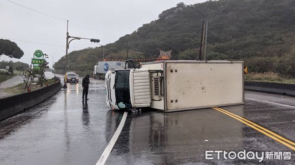 ▲貢寮物流車翻覆滑行撞前車 「橫躺占1車道」駕駛自行脫困。（圖／記者郭世賢翻攝）