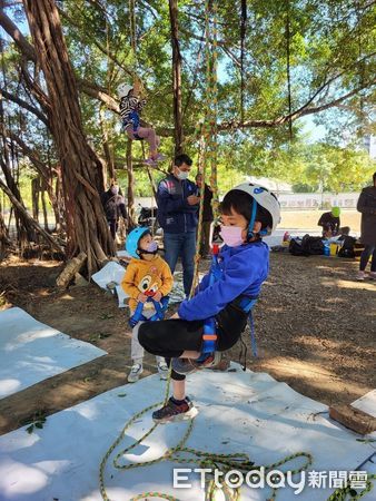 圖：春節期間，為了歡迎民眾來走春，山上花園水道博物館推出限量入園禮，初一到初五，前1百名購票入園民眾，就可獲得兔年紀念徽章或山上特產黃金黑糖1份，剪紙風格的兔年徽章，充滿喜氣。（圖／記者林悅翻攝，下同）