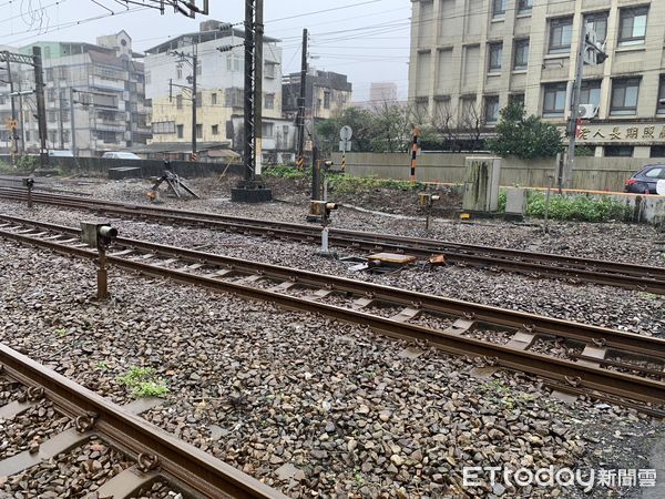 ▲▼瑞芳鐵路平交道一對酒醉情侶將車子停在軌道上，下車吵架。（圖／記者郭世賢翻攝）